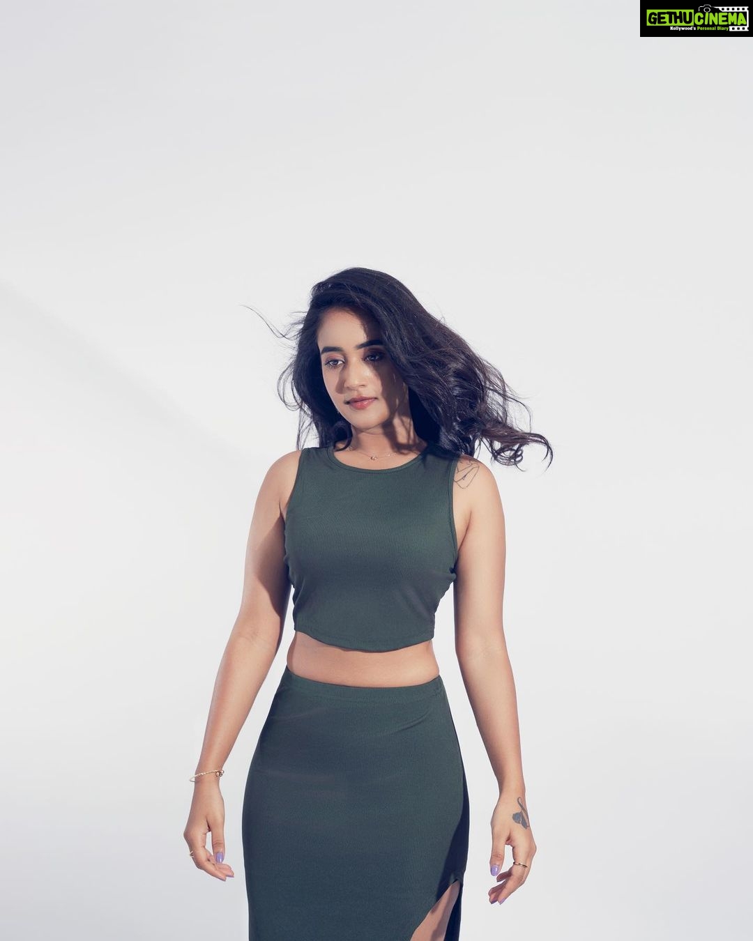Deepthi Sunaina Instagram - The vibration of being who you are & doing what you love is magnetic. You will align everything you need in your life with that energy. #deepthisunaina . . . . . ๐ธ: @saikrishna.gunti MUA: @panduchalapati Hair: @vicky_hairstylist_official