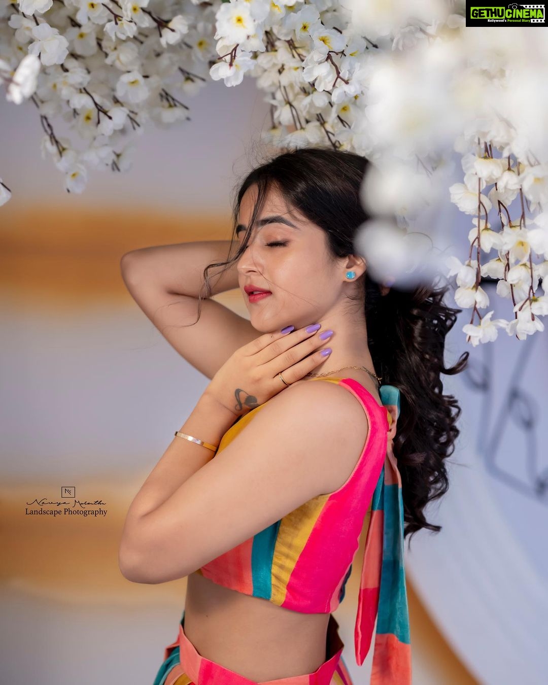 Deepthi Sunaina Instagram - ❤️ #deepthisunaina . . . . . 👗: @navya.marouthu 📸: @landscapephotography19 Hair: @skinoccassionssalon Location: @nstudios_prewedding