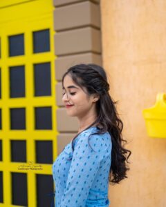 Deepthi Sunaina Instagram - Fall in love with  LEARNING. 🫂❤️
#deepthisunaina
.
.
.
.
.
👗: @navya.marouthu 
📸: @landscapephotography19 
Location: @nstudios_prewedding