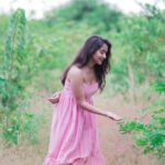 Deepthi Sunaina Instagram - If your life was a book, what would the title be? 🫂❤️ #deepthisunaina . . . . . PC: @thehashtag_photography Location: @farmagastya