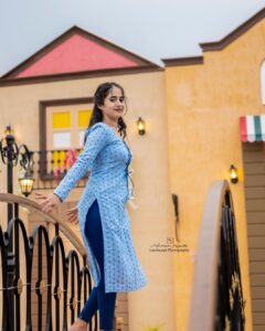 Deepthi Sunaina Instagram - Fall in love with  LEARNING. 🫂❤️
#deepthisunaina
.
.
.
.
.
👗: @navya.marouthu 
📸: @landscapephotography19 
Location: @nstudios_prewedding