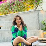 Deepthi Sunaina Instagram – Jab life ho out of control😅
Toh honthon ko kar ke gol😙
Seeti bajaa ke bol😚
All is well🫂❤️
#deepthisunaina