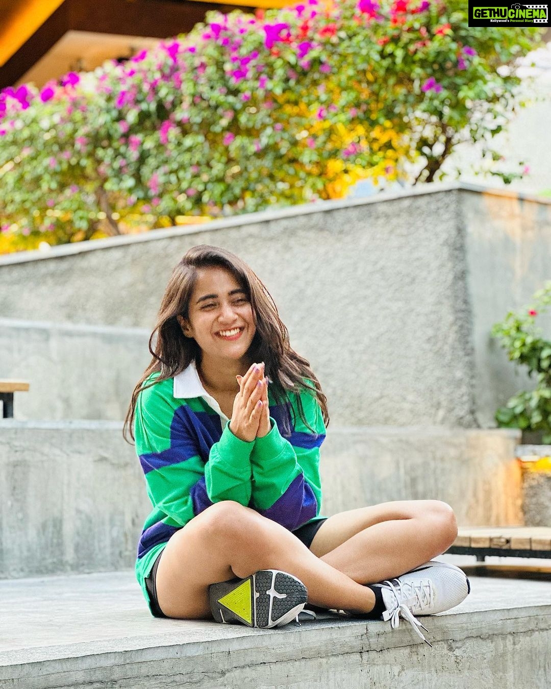 Deepthi Sunaina Instagram - Jab life ho out of control😅 Toh honthon ko kar ke gol😙 Seeti bajaa ke bol😚 All is well🫂❤️ #deepthisunaina