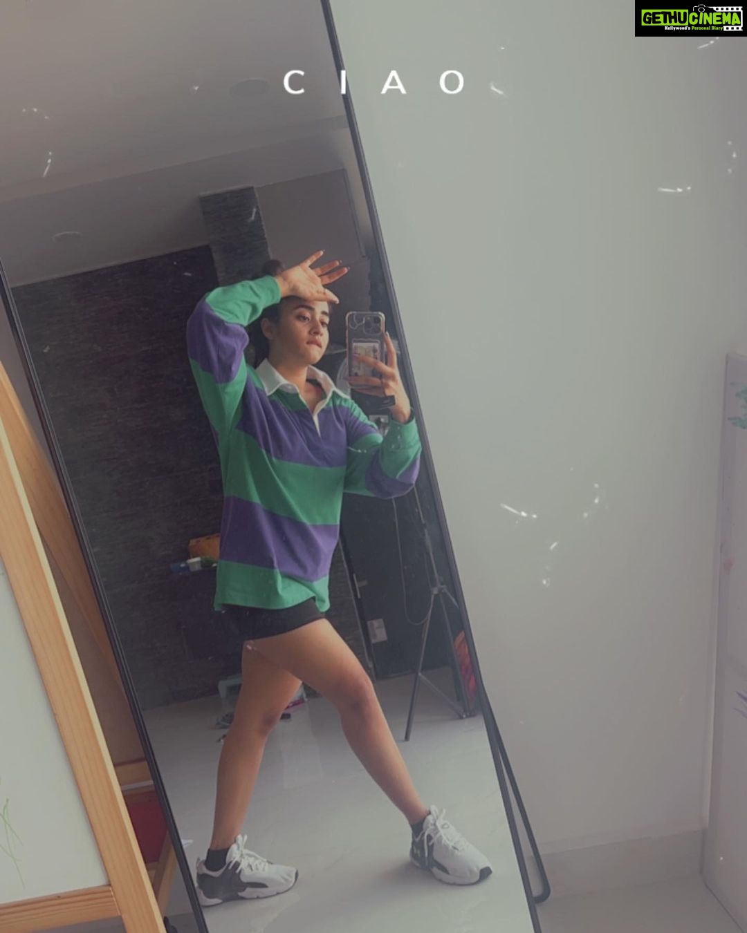 Deepthi Sunaina Instagram - Jab life ho out of control😅 Toh honthon ko kar ke gol😙 Seeti bajaa ke bol😚 All is well🫂❤️ #deepthisunaina
