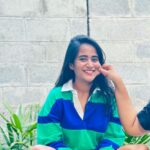 Deepthi Sunaina Instagram – Jab life ho out of control😅
Toh honthon ko kar ke gol😙
Seeti bajaa ke bol😚
All is well🫂❤️
#deepthisunaina