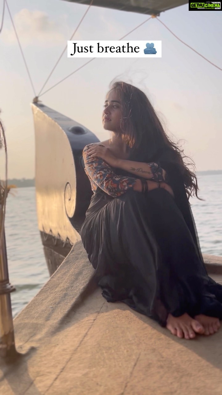 Deepthi Sunaina Instagram - ❤️🫂 #deepthisunaina Kerala house boat
