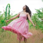 Deepthi Sunaina Instagram - If your life was a book, what would the title be? 🫂❤️ #deepthisunaina . . . . . PC: @thehashtag_photography Location: @farmagastya