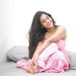 Deepthi Sunaina Instagram - If your life was a book, what would the title be? 🫂❤️ #deepthisunaina . . . . . PC: @thehashtag_photography Location: @farmagastya