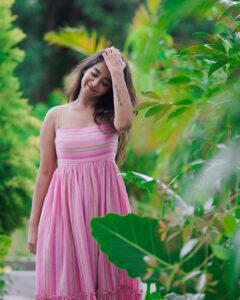 Deepthi Sunaina Instagram - If your life was a book, what would the title be? 🫂❤️ #deepthisunaina . . . . . PC: @thehashtag_photography Location: @farmagastya