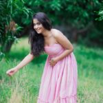 Deepthi Sunaina Instagram - If your life was a book, what would the title be? 🫂❤️ #deepthisunaina . . . . . PC: @thehashtag_photography Location: @farmagastya