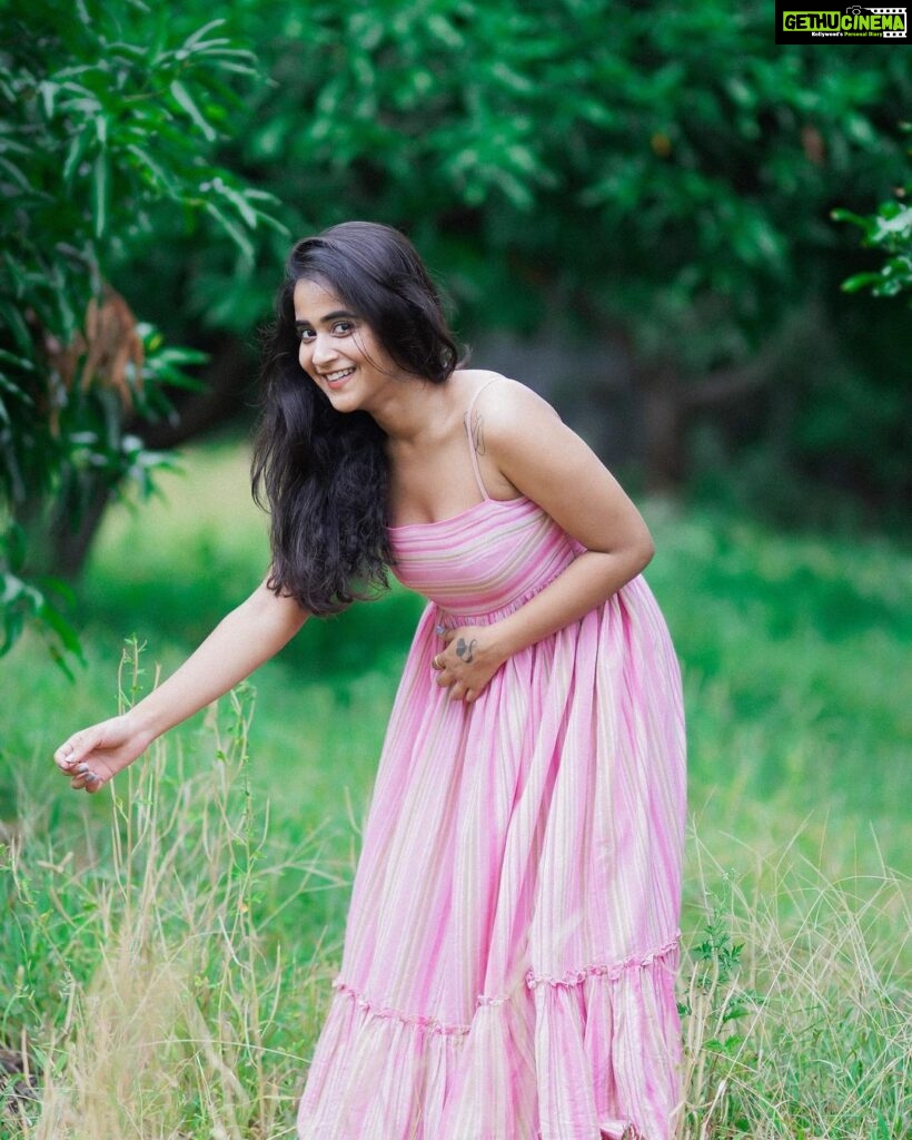 Deepthi Sunaina Instagram - If your life was a book, what would the title be? 🫂❤ #deepthisunaina . . . . . PC: @thehashtag_photography Location: @farmagastya