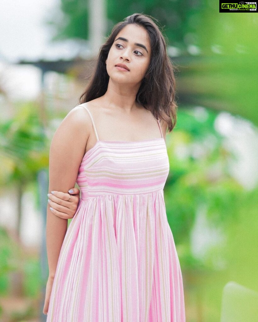 Deepthi Sunaina Instagram - If your life was a book, what would the title be? 🫂❤️ #deepthisunaina . . . . . PC: @thehashtag_photography Location: @farmagastya