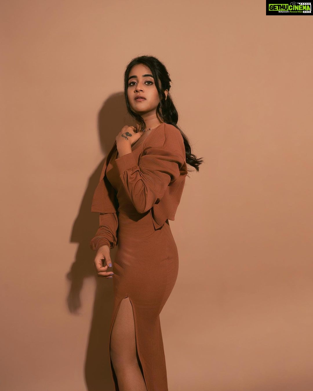 Deepthi Sunaina Instagram - She isn't the easiest girl to love.🫂 #deepthisunaina . . . . . 📸: @saikrishna.gunti MUA: @panduchalapati Hair: @vicky_hairstylist_official