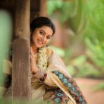 Delna Davis Instagram - Embracing the vibrance of Onam in every thread of my saree. Saree designed by @hinastitchandstyle . Mua @kalaiartistry . 📸 @dhanush__photography . Hairstylist @akila_hairstylist . Ornaments @rahman_jewellery . #onamtradition #onam2023 #onam