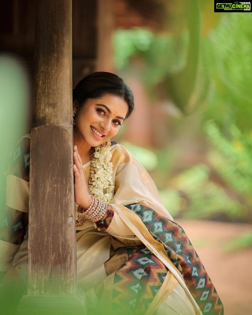 Delna Davis Instagram - Embracing the vibrance of Onam in every thread of my saree. Saree designed by @hinastitchandstyle . Mua @kalaiartistry . 📸 @dhanush__photography . Hairstylist @akila_hairstylist . Ornaments @rahman_jewellery . #onamtradition #onam2023 #onam
