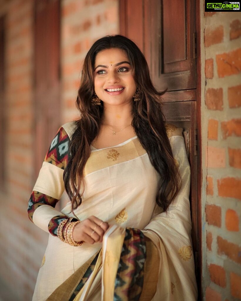 Delna Davis Instagram - The timeless charm of Kerala sarees. 🌾 #classicelegance #onam2023 #onam
