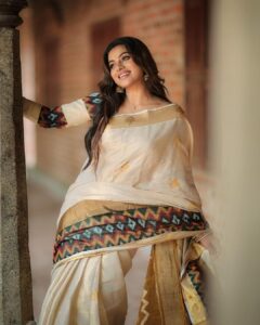 Delna Davis Instagram - The timeless charm of Kerala sarees. 🌾 #classicelegance #onam2023 #onam