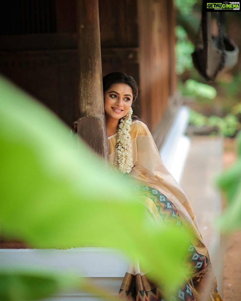 Delna Davis Instagram - Embracing the vibrance of Onam in every thread of my saree. Saree designed by @hinastitchandstyle . Mua @kalaiartistry . 📸 @dhanush__photography . Hairstylist @akila_hairstylist . Ornaments @rahman_jewellery . #onamtradition #onam2023 #onam
