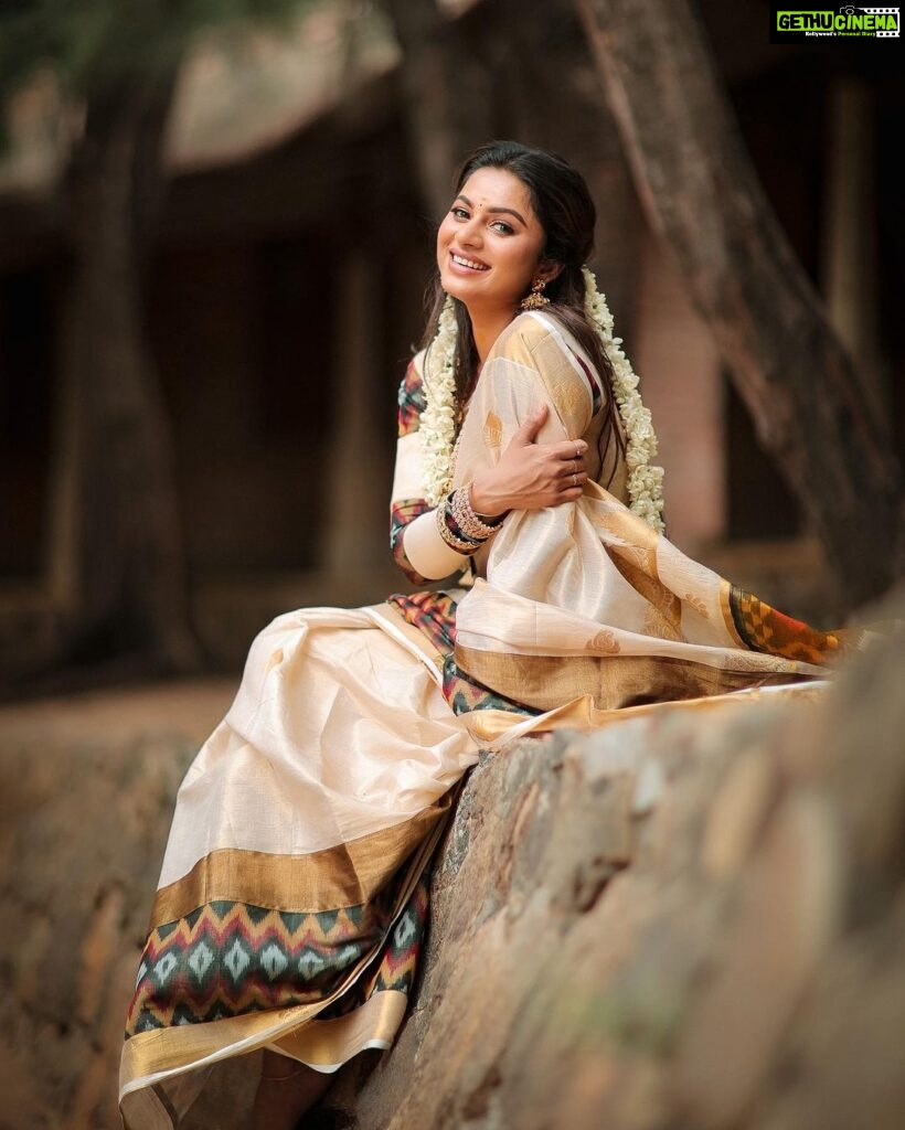 Delna Davis Instagram - Embracing the vibrance of Onam in every thread of my saree. Saree designed by @hinastitchandstyle . Mua @kalaiartistry . 📸 @dhanush__photography . Hairstylist @akila_hairstylist . Ornaments @rahman_jewellery . #onamtradition #onam2023 #onam