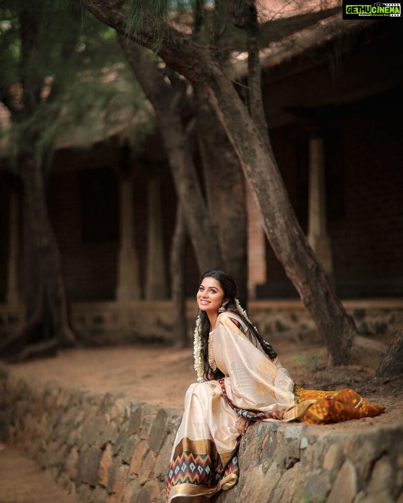 Delna Davis Instagram - Embracing the vibrance of Onam in every thread of my saree. Saree designed by @hinastitchandstyle . Mua @kalaiartistry . 📸 @dhanush__photography . Hairstylist @akila_hairstylist . Ornaments @rahman_jewellery . #onamtradition #onam2023 #onam