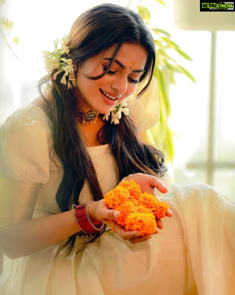 Delna Davis Instagram - ഏവര്‍ക്കും ഐശ്വര്യത്തിന്റെയും സമൃദ്ധിയുടെയും ഓണം ആശംസിക്കുന്നു #onam #onam2023