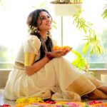 Delna Davis Instagram - ഏവര്‍ക്കും ഐശ്വര്യത്തിന്റെയും സമൃദ്ധിയുടെയും ഓണം ആശംസിക്കുന്നു #onam #onam2023