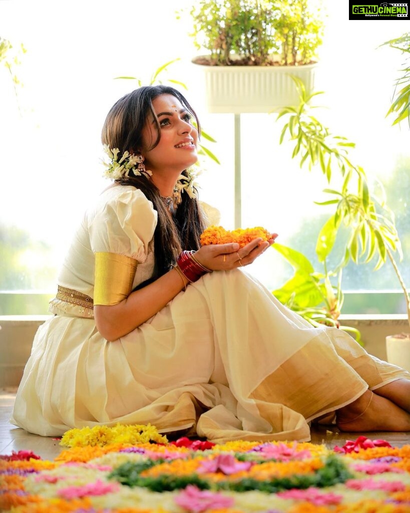 Delna Davis Instagram - ഏവര്‍ക്കും ഐശ്വര്യത്തിന്റെയും സമൃദ്ധിയുടെയും ഓണം ആശംസിക്കുന്നു #onam #onam2023