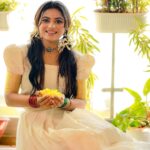 Delna Davis Instagram - നിങ്ങൾക്കേവർക്കും സന്തോഷത്തിന്റെയും സമൃദ്ധിയുടെയും ഒരു ഓണക്കാലം നേരുന്നു… . Mua @kalaiartistry . Outfit @jean_couture . 🎥 @f1_studios . Hairstylist @akila_hairstylist . Flowers @yuki_bridal #onam #onam2023