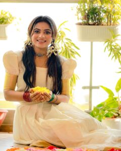 Delna Davis Instagram - നിങ്ങൾക്കേവർക്കും സന്തോഷത്തിന്റെയും സമൃദ്ധിയുടെയും ഒരു ഓണക്കാലം നേരുന്നു… 
.
Mua @kalaiartistry 
.
Outfit @jean_couture 
.
🎥 @f1_studios 
.
Hairstylist @akila_hairstylist 
.
Flowers @yuki_bridal 

#onam #onam2023