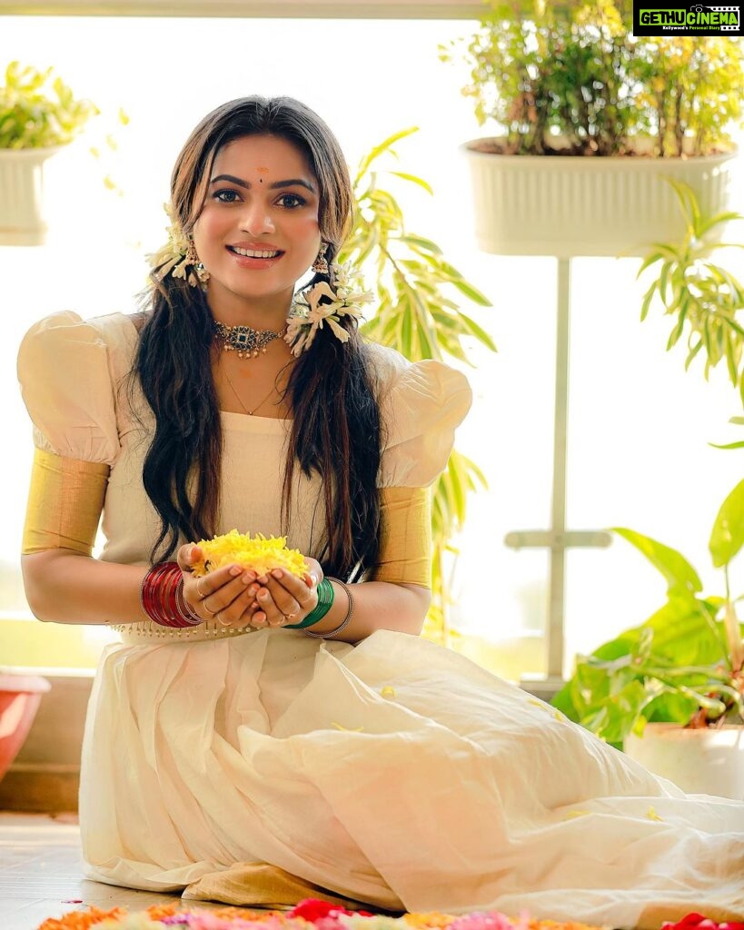 Delna Davis Instagram - നിങ്ങൾക്കേവർക്കും സന്തോഷത്തിന്റെയും സമൃദ്ധിയുടെയും ഒരു ഓണക്കാലം നേരുന്നു… . Mua @kalaiartistry . Outfit @jean_couture . 🎥 @f1_studios . Hairstylist @akila_hairstylist . Flowers @yuki_bridal #onam #onam2023