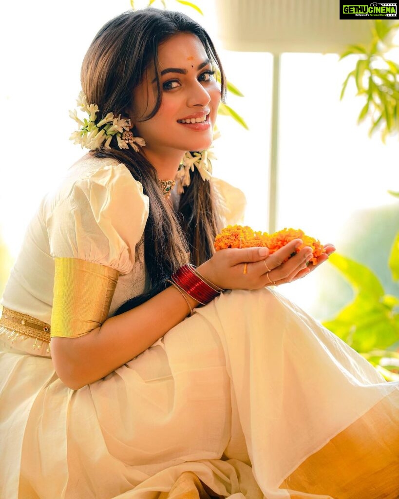 Delna Davis Instagram - ഏവര്‍ക്കും ഐശ്വര്യത്തിന്റെയും സമൃദ്ധിയുടെയും ഓണം ആശംസിക്കുന്നു #onam #onam2023