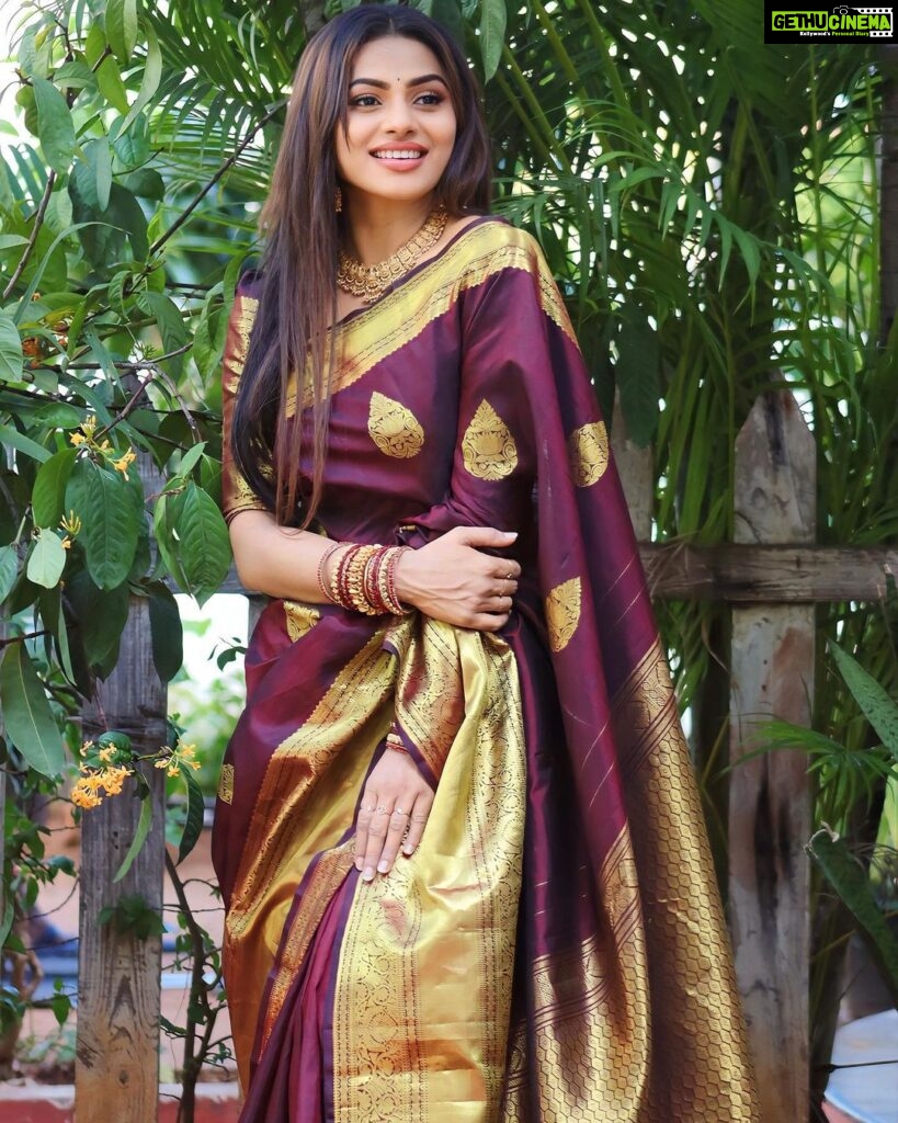 Delna Davis Instagram - Indulge in the luxurious elegance of our exclusive handwoven Kanchipuram silk saree, crafted with utmost precision and adorned with a resplendent gold zari woven border. This masterpiece of traditional artistry features a rich pallu that adds an opulent touch to its already exquisite design. The enchanting color of the saree is a captivating Dark Coffee Brown, exuding sophistication and grace. @prahlasilks . 📸 @shiva_anand_makeup_artist