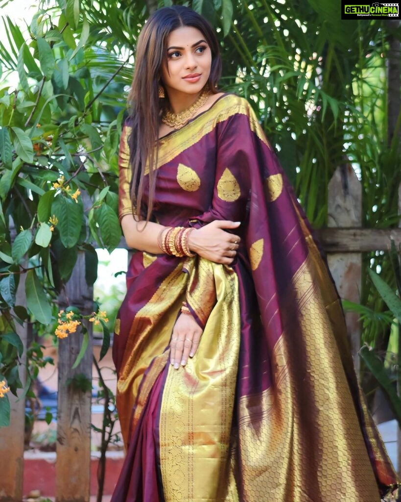 Delna Davis Instagram - Indulge in the luxurious elegance of our exclusive handwoven Kanchipuram silk saree, crafted with utmost precision and adorned with a resplendent gold zari woven border. This masterpiece of traditional artistry features a rich pallu that adds an opulent touch to its already exquisite design. The enchanting color of the saree is a captivating Dark Coffee Brown, exuding sophistication and grace. @prahlasilks . 📸 @shiva_anand_makeup_artist