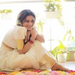 Delna Davis Instagram - Celebrating the colors, flavors, and traditions of Onam! . Mua @kalaiartistry . Outfit @jean_couture . 🎥 @f1_studios . Hairstylist @akila_hairstylist . Flowers @yuki_bridal #onam #onam2023