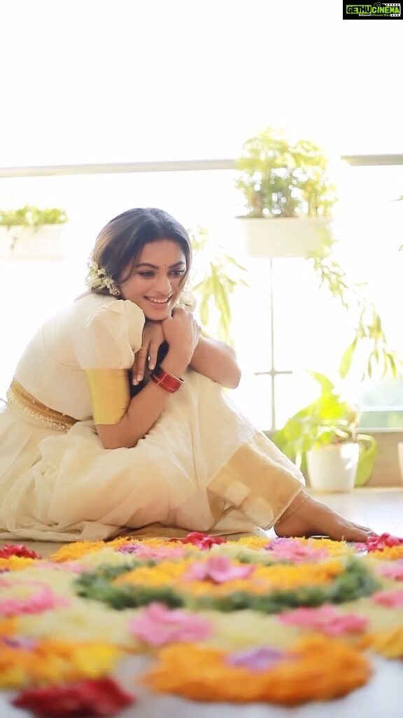 Delna Davis Instagram - Celebrating the colors, flavors, and traditions of Onam! . Mua @kalaiartistry . Outfit @jean_couture . 🎥 @f1_studios . Hairstylist @akila_hairstylist . Flowers @yuki_bridal #onam #onam2023