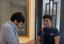 Devi Sri Prasad Instagram - HAPPIEST MUSICAL BDAY to d Evergreen , 1 & Only MEGA⭐️ Dearest @chiranjeevikonidela sir ❤️🎂🎶🎂❤️ Not Only Ur Stardom sir, Ur Love & Affection towards people is MAGNANIMOUS always🙏🏻❤️ ThankU 4 this Cute Surprise Gift.. #Burberry Glasses that day at d Breakfast dear sirr😍😎 YOU r a LIFETIME GIFT to Us🙏🏻🎶❤️ #HBDmegastarchiranjeevi @sushmitakonidela