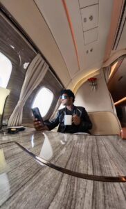 Devi Sri Prasad Instagram - My FAVOURITE LOUNGE on EMIRATES Flight..

COFFEE in the CLOUDS ☕️ ⛅️🎶😎

On my way back from USA to INDIA , after a Super Duper Successful TOUR !!
😍❤️🙏🏻🎶

#DSPOoAntavaTourUSA

@emirates always Rocks !! 🤟🏻

@sagar_singer @singergeethamadhuri @vedalahemachandra @prudvichandra @indravathi__chauhan @rita.thyagarajan @imoney106 @sureshkumartaaddi @amritha.ram @iammangli @itsme_anasuya @peoplemediafactory @ujwal_kasthala @itsmounima  @tanaconference2023 @bata.events @mbliveevents @seattlesreekanth 
@vishwaprasad.tg

@deepapais @sandeshshetty_usa @rudrainternational.us

@tvishadances @sarakum4r @tanishabhaisare @aaryag18 @a.agarwal12

@sara_madoz @elenyart6 @sus_bf
@lidiacarmonaa 
@zabdielnayz @angelgranado2 @andresnavarroactor @soyalvaro.romero