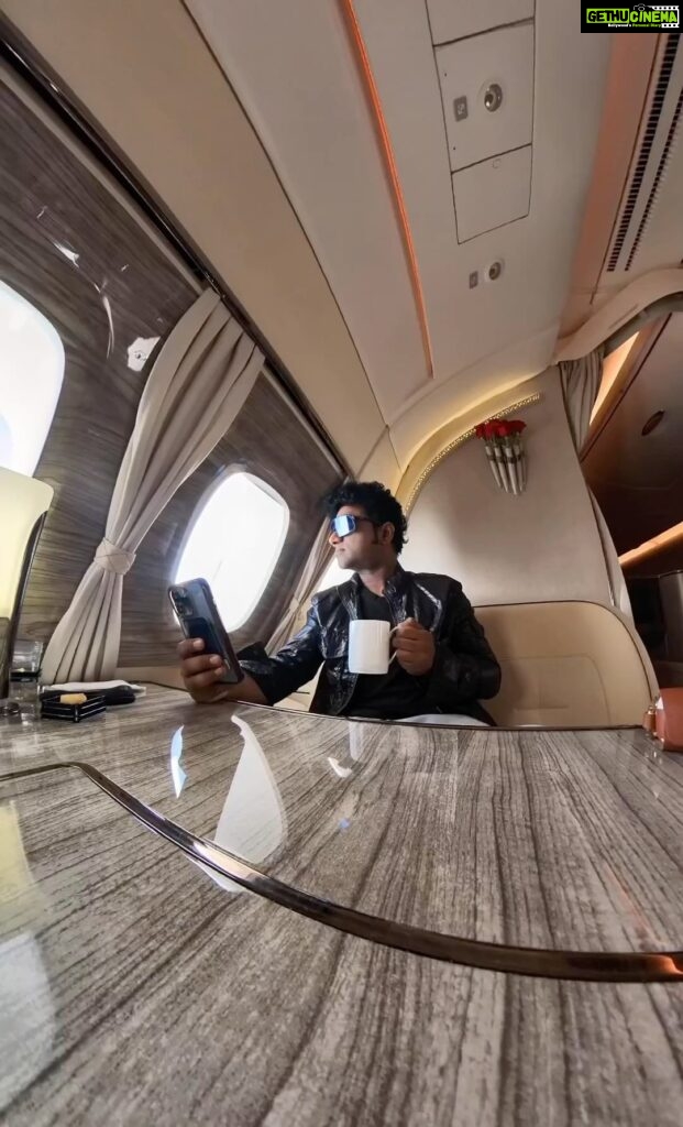 Devi Sri Prasad Instagram - My FAVOURITE LOUNGE on EMIRATES Flight.. COFFEE in the CLOUDS ☕️ ⛅️🎶😎 On my way back from USA to INDIA , after a Super Duper Successful TOUR !! 😍❤️🙏🏻🎶 #DSPOoAntavaTourUSA @emirates always Rocks !! 🤟🏻 @sagar_singer @singergeethamadhuri @vedalahemachandra @prudvichandra @indravathi__chauhan @rita.thyagarajan @imoney106 @sureshkumartaaddi @amritha.ram @iammangli @itsme_anasuya @peoplemediafactory @ujwal_kasthala @itsmounima @tanaconference2023 @bata.events @mbliveevents @seattlesreekanth @vishwaprasad.tg @deepapais @sandeshshetty_usa @rudrainternational.us @tvishadances @sarakum4r @tanishabhaisare @aaryag18 @a.agarwal12 @sara_madoz @elenyart6 @sus_bf @lidiacarmonaa @zabdielnayz @angelgranado2 @andresnavarroactor @soyalvaro.romero