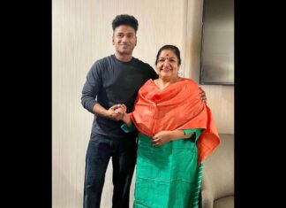 Devi Sri Prasad Instagram - With the LEGEND “Chinna Kuyil” CHITRA CHECHI @kschithra in PHILADELPHIA !!🙏🏻🎶❤️ Not just the MUSIC, it is the EVERSHINING SMILE on her FACE that we all need to Learn And Inherit !! Also made MOM meet Her, and it was Adorable to watch them talk n chat about many things ! ❤️🎶🙏🏻 ❤️❤️🎶🎶🙏🏻🙏🏻😍😍 #TANA @tanaconference2023 #DSPOoAntavaTourUSA @sagar_singer @singergeethamadhuri @vedalahemachandra @prudvichandra @indravathi__chauhan @rita.thyagarajan @imoney106 @amritha.ram northamericanteluguassociation @peoplemediafactory @chandiniduvvuri @ujwal_kasthala @ursanasuya @itsmounima @tanaconference2023 @bata.events @mbliveevents @seattlesreekanth @vishwaprasad.tg