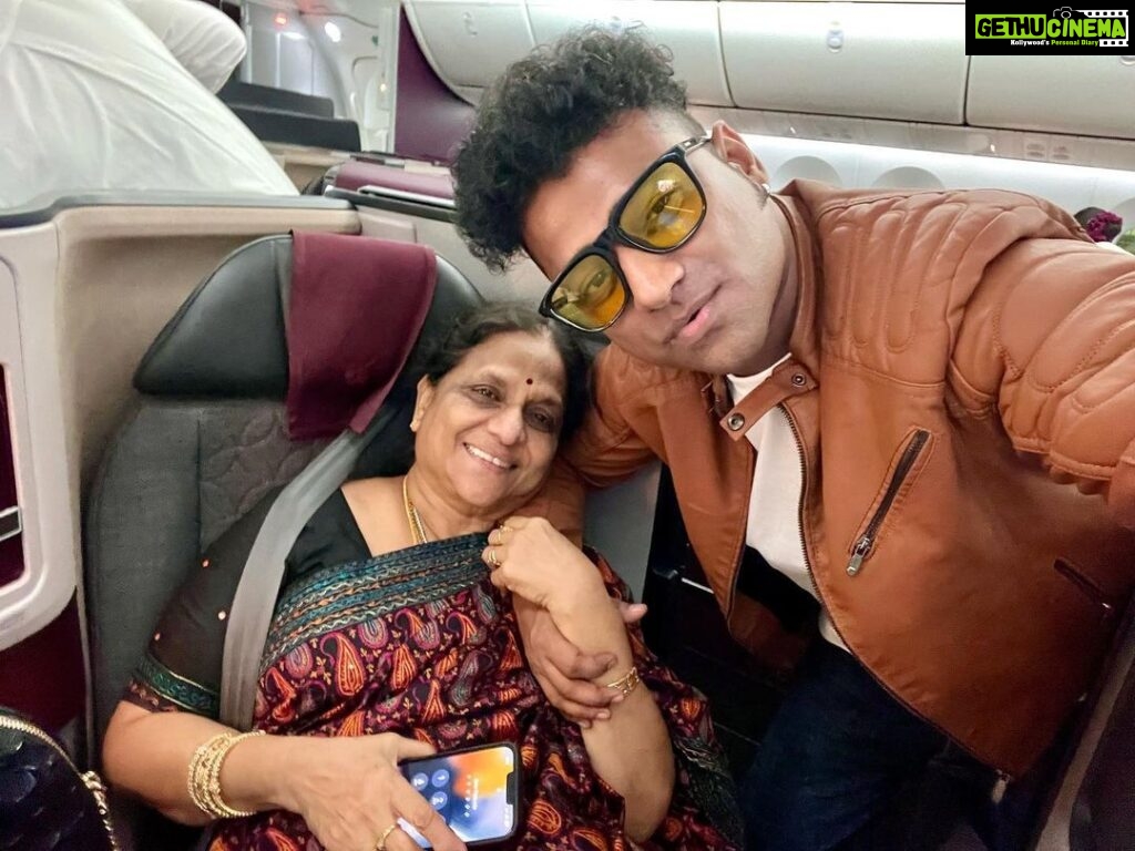 Devi Sri Prasad Instagram - Landed in DALLAS.. With MOM ! 😍 Get Ready USA.. Lets Sing , Dance & Rock Together 🕺🎶💃 See U on 2nd JULY at #NATA #DSPOoAntavaTourUSA @natausorg