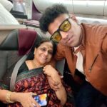 Devi Sri Prasad Instagram - Landed in DALLAS.. With MOM ! 😍 Get Ready USA.. Lets Sing , Dance & Rock Together 🕺🎶💃 See U on 2nd JULY at #NATA #DSPOoAntavaTourUSA @natausorg