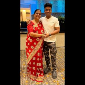 Devi Sri Prasad Instagram - THANK U All 4 showering so much love on my MUSIC that blessed me wit d #NATIONALAWARD for BEST MUSIC DIRECTOR for #PUSHPA 
#PushpaTheRise
🎶❤️🙏🏻

My 1st & Foremost THANKS & PRANAMS to 
My Mother SIROMANI garu,
My Father Sri.SatyaMurty Garu
&
My Guru Sri.Mandolin.U.Shrinivas Anna 🙏🏻

As sn as I got d news, I told my Mother & then headed to my GURU’s House (my Temple) to seek his blessings🙏🏻❤️

ThankU darling @aryasukku bhai , 
my brother Icon Star @alluarjunonline & @mythriofficial & 
my #DSPTeam ❤️🙏🏻

A lot more people to thank..thru a Video soon..

Love U all ❤️🎶🙏🏻

#69thnationalfilmawards 2023

@sagar_singer @mandolinrajesh