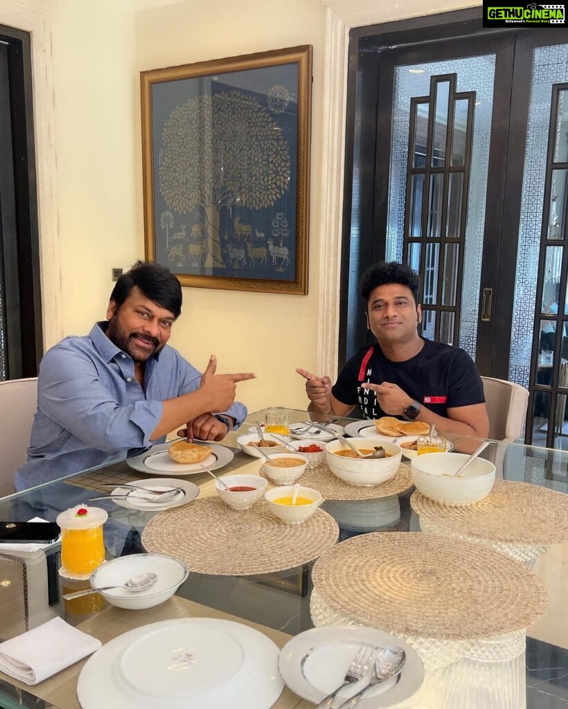 Devi Sri Prasad Instagram - HAPPIEST MUSICAL BDAY to d Evergreen , 1 & Only MEGA⭐️ Dearest @chiranjeevikonidela sir ❤️🎂🎶🎂❤️ Not Only Ur Stardom sir, Ur Love & Affection towards people is MAGNANIMOUS always🙏🏻❤️ ThankU 4 this Cute Surprise Gift.. #Burberry Glasses that day at d Breakfast dear sirr😍😎 YOU r a LIFETIME GIFT to Us🙏🏻🎶❤️ #HBDmegastarchiranjeevi @sushmitakonidela