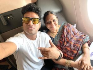 Devi Sri Prasad Instagram - Landed in DALLAS..
With MOM ! 😍

Get Ready USA..
Lets Sing , Dance & Rock Together 🕺🎶💃

See U on 2nd JULY at #NATA

#DSPOoAntavaTourUSA
@natausorg