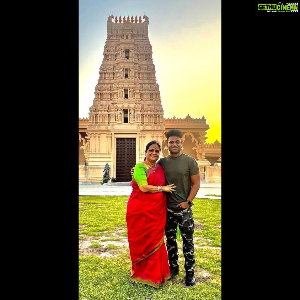 Devi Sri Prasad Instagram - HAPPIEST MUSICAL BIRTHDAY to my Dearest Mother #Siromani Garu ❤❤🤗🤗🎶🎶🎂🎂🎂🎂🎂🎂🎂 ThaaankU for everything Dearest MummyyyyLuuuuuuu ❤❤🤗🤗 Am so happy that the #NationalAward for #Pushpa Music is announced around d time of her Bday😍 Here r d pics when I took Mom to d Magnificient HANUMAN TEMPLE in DALLAS, USA during my #DSPOoAntavaTourUSA last month.. @sagar_singer