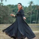 Dhanya Mary Varghese Instagram – Without black, no colour has any depth🖤

MUA: @divyas_makeover_
👗 :@byhand.in

#dhanyamaryvarghese #actor #model #dancer #photography