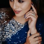 Dhanya Mary Varghese Instagram - A Glance from the Amma Mazhavil entertainment awards💙 MUA : @divyas_makeover_ 👗 : @the.cottonmill 📸 : @stories_by_fari #dhanyamaryvarghese #makeup #makeuplooks #model #artist #mallu #actor #malayali #manorama #ammashow ##sareelove #blousedesigns #blue #bluenails #blueblouse💙 #bluesaree #sareelover #show #shownight #biggbosstop5