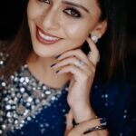 Dhanya Mary Varghese Instagram - A Glance from the Amma Mazhavil entertainment awards💙 MUA : @divyas_makeover_ 👗 : @the.cottonmill 📸 : @stories_by_fari #dhanyamaryvarghese #makeup #makeuplooks #model #artist #mallu #actor #malayali #manorama #ammashow ##sareelove #blousedesigns #blue #bluenails #blueblouse💙 #bluesaree #sareelover #show #shownight #biggbosstop5