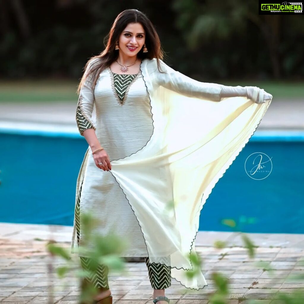 Dhanya Mary Varghese Instagram - I just find myself happy with the simple things💚 👗: @thanzscouture 📸: @jaasweddingphotography #dhanyamaryvarghese #onam #festival #festivewear #onamshoot #actress🎬 #model #dancer #biggboss #biggbosstop5 #malayalam #kerala #keralagallery #keralite #festivals #outfits #outdoors