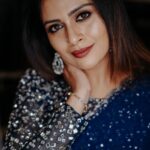 Dhanya Mary Varghese Instagram - A Glance from the Amma Mazhavil entertainment awards💙 MUA : @divyas_makeover_ 👗 : @the.cottonmill 📸 : @stories_by_fari #dhanyamaryvarghese #makeup #makeuplooks #model #artist #mallu #actor #malayali #manorama #ammashow ##sareelove #blousedesigns #blue #bluenails #blueblouse💙 #bluesaree #sareelover #show #shownight #biggbosstop5